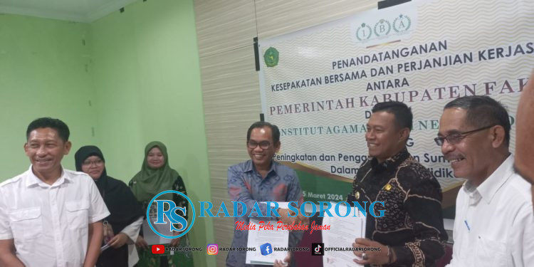 Wujudkan Fakfak Cerdas, Pemkab Fakfak dan IAIN Sorong Teken Kontrak Kerja Sama