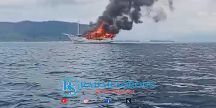 Kapal Pesiar Terbakar di Perairan Raja Ampat, 23 Penumpang Selamat