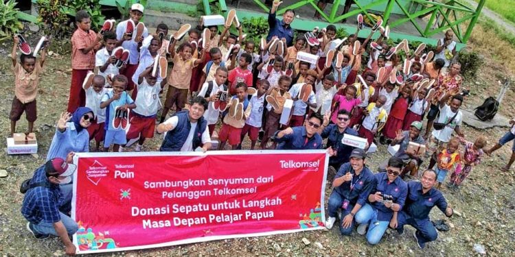 Hasil Donasi Poin Pelanggan, Telkomsel Salurkan Bantuan Sepatu Bagi Pelajar Papua