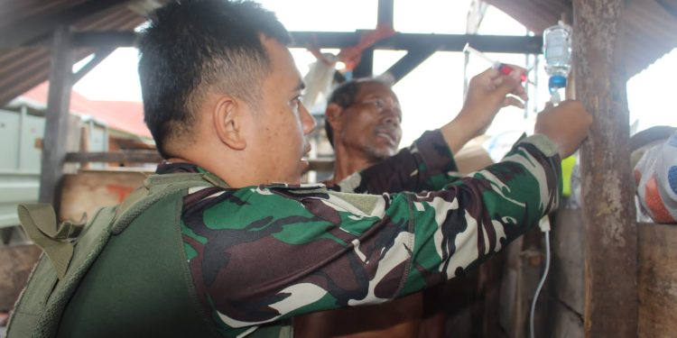 Yonif 503/Mayangkara Obati Warga Terserang Malaria