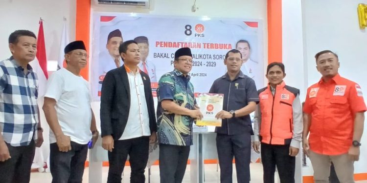 Kembalikan Formulir Pendaftaran Balon Walikota, Ferdinand Risamasu Optimis Pakai Perahu PKS