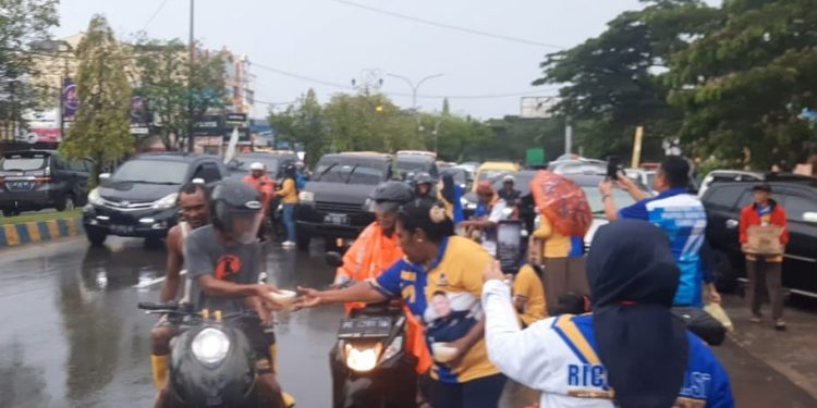 Hujan Tak Halangi Sahabat Rico Sia Bagikan 7.000 Takjil