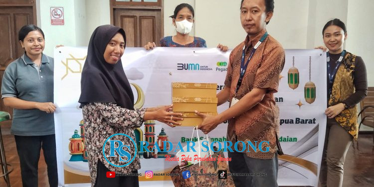 Sambut Idul Fitri, PT Pegadaian KC Sorong Serahkan Paket Mukena Bagi YMER