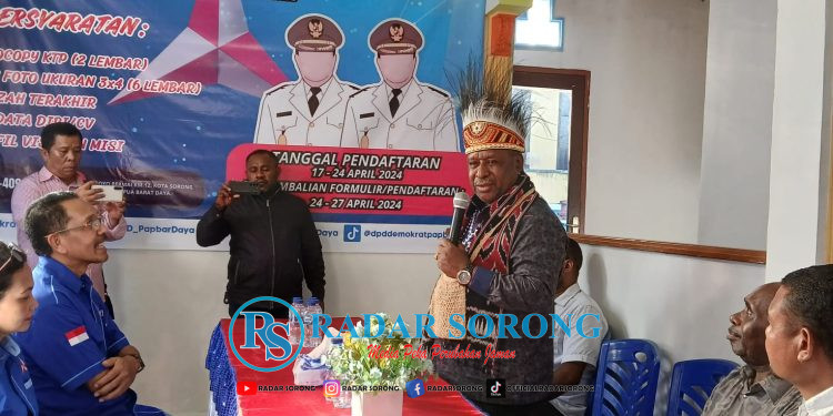 Lamar Demokrat, Bacalon Walikota Dance Sangkek Dapat Kalungan Tas Noken