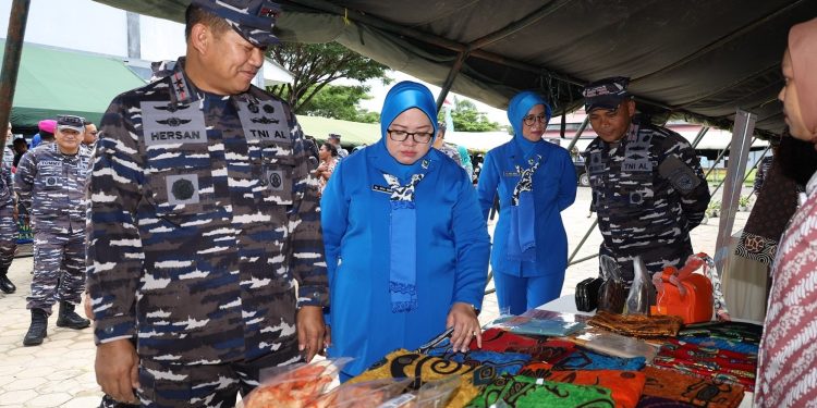 Pangkoarmada III Hadiri Bazar Ramadhan TNI di Mako Lantamal