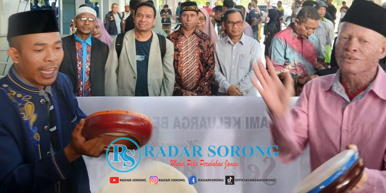 Tiba di Bandara DEO, Rektor IAIN Sorong Disambut Kelompok Hadrat dan Prosesi Adat Papua