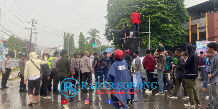 Bakar Ban dan Perkelahian Warnai Aksi Mahasiswa