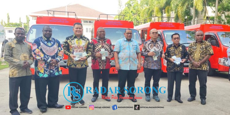 Support Kelancaran Perdagangan Mama Papua, Pemprov PBD Bantu 8 Unit Angkutan Umum
