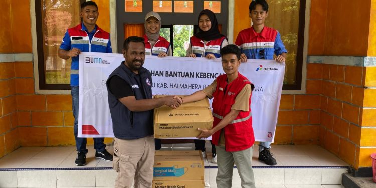 Pertamina Patra Niaga Papua Maluku Bagikan 3000 Masker ke Masyarakat Terdampak Abu Vulkanik