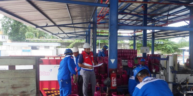 Pastikan Isi Gas LPG Sesuai Takaran, Pertamina Patra Niaga Papua Maluku Lakukan Inspeksi di SPPBE