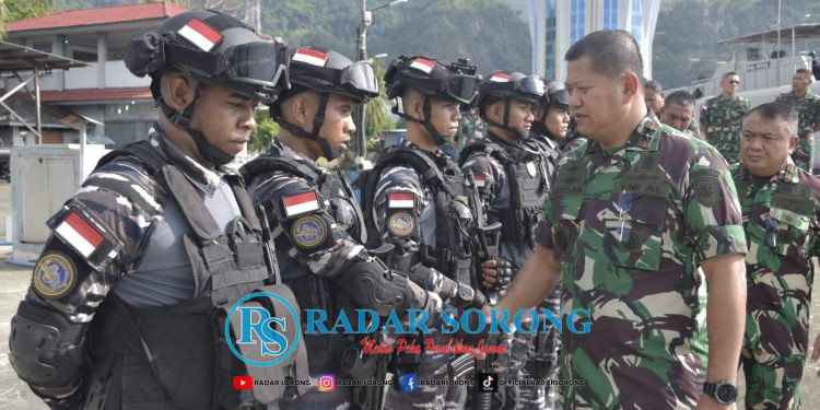 Pangkoarmada III Cek Kesiapan Tim Ten Quick Response Satrol Lantamal X
