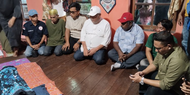 Sekretaris BPW KKSS Puji Elisa Kambu yang Peduli Korban Kebakaran di Boswesen