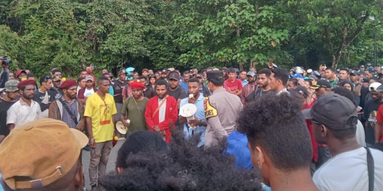 4 Jam Dipalang, Jalan Utama di Km 16 Akhirnya Bisa Dilewati