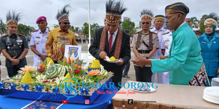 HUT Kabupaten Sorong ke-57, Pj Bupati Sorong Serahkan  Santunan Kematian