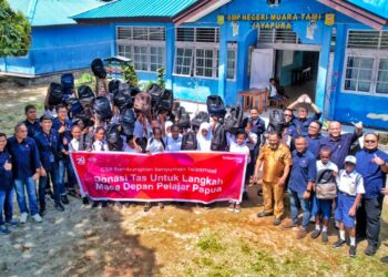 Sambungkan Senyuman Pelajar Papua, Telkomsel Salurkan Donasi Tas-ATK
