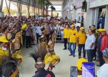Sambut Lambert-Samsudin, Ribuan Simpatisan Membludak di Bandara DEO Sorong