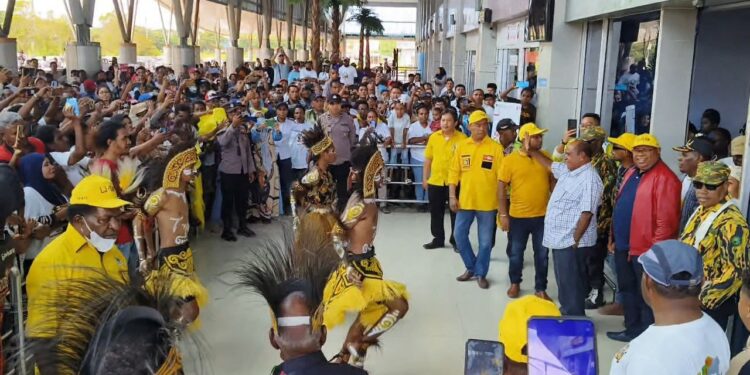 Sambut Lambert-Samsudin, Ribuan Simpatisan Membludak di Bandara DEO Sorong