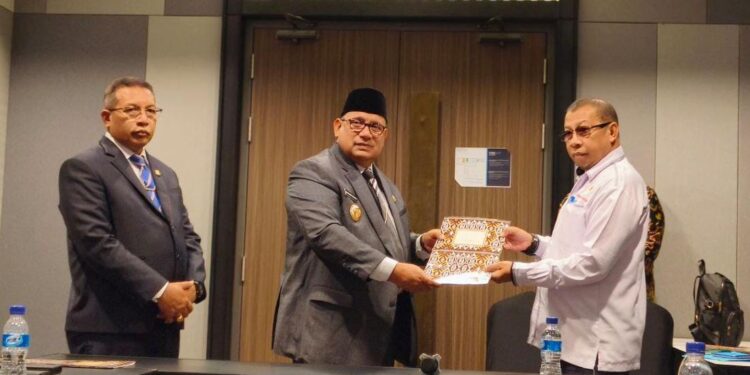 Pj Gubernur PBD Serahkan Dana Hibah KONI Rp10,2 Miliar, Khusus Untuk PON XXI Rp7,2 Miliar