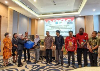 Gelar Pembinaan Pengelolaan Data Statistik, Diskominfo PBD Serahkan VSAT Mobile