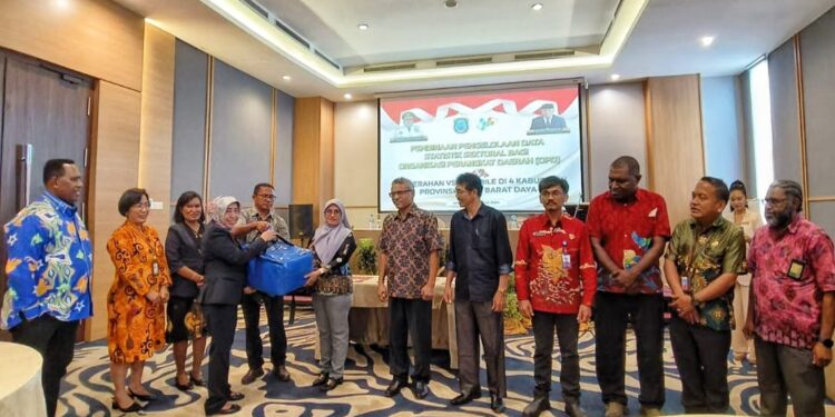 Gelar Pembinaan Pengelolaan Data Statistik, Diskominfo PBD Serahkan VSAT Mobile