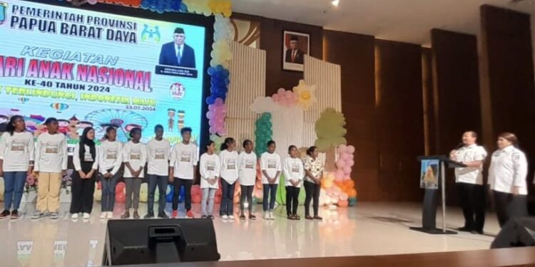 Dinsos PPPA Lantik Pengurus Forum Anak Papua Barat Daya Periode 2024/2026