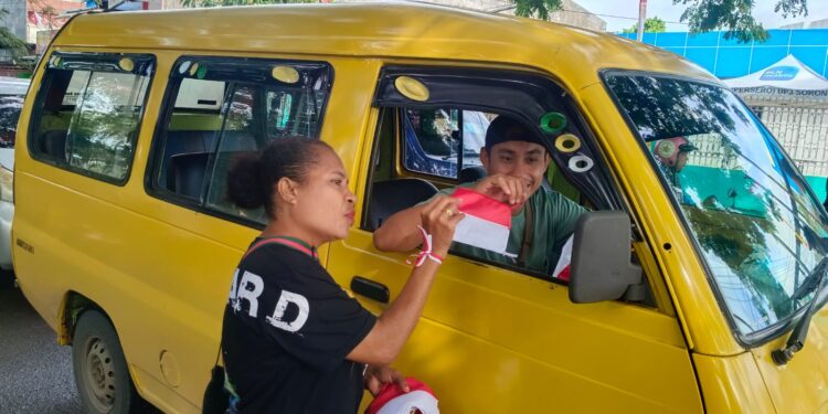 Jelang 17 Agustus, Pemuda Papua Bagi-Bagi 1.000 Merah Putih