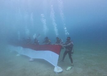Perwira Polresta Kibarkan Merah Putih di Kedalaman 10 Meter