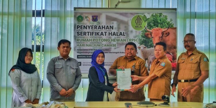 LP3H IAIN Sorong & Disperindagkop UKM KabSor Serahkan Sertifikat Halal RPH Hari Naljum Camase