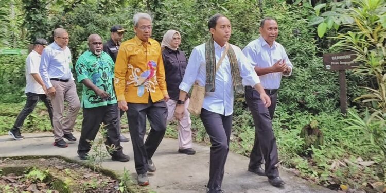 Kunker ke PBD, Menhut Raja Juli Lapasliarkan Satwa & Serahkan SK Perhutanan Sosial