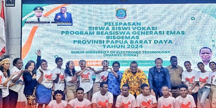 Pj Gubernur PBD Lepas Siswa BIS GERMAS Menuju Guanxi China