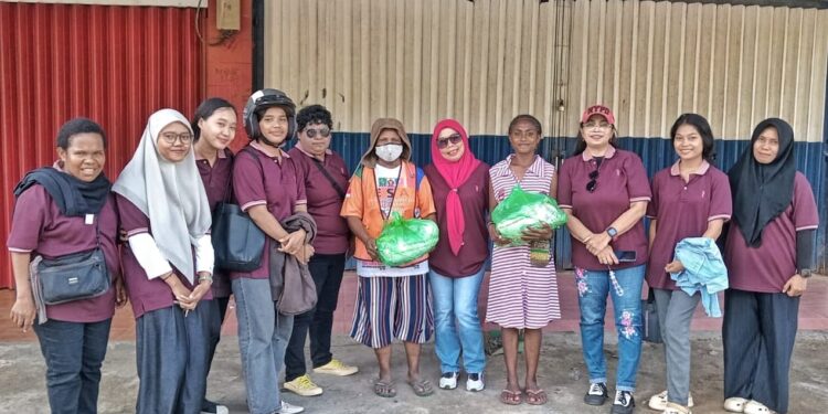 Rayakan Hari Ibu & HUT, FJPI PBD Bagi Bingkisan ke Lansia, Janda, dan Petugas Kebersihan