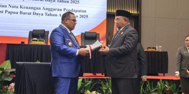 Rapat Paripurna DPR PBD, Pj Gubernur Serahkan Nota Keuangan RAPBD Provinsi PBD 2025