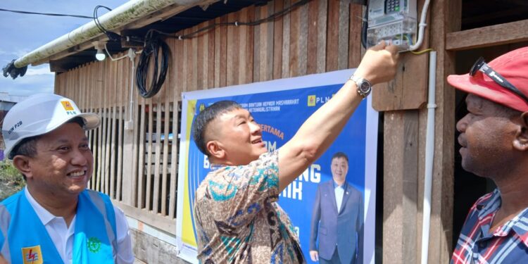 Listrik Menyala di Rumah, Warga : “ Terima Kasih PLN, Terima Kasih Bapak Rico Sia”