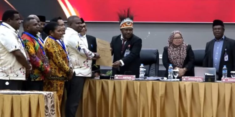 ESA Unggul, Ketua KPU Papua Barat Daya Sahkan Hasil Pilgub di Raja Ampat dan Kabupaten Sorong