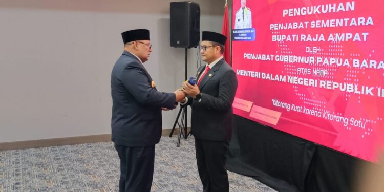 Kukuhkan Anhar Akib Jadi Pjs Bupati Raja Ampat, Pj Gubernur PBD: Taat Asas & Sukseskan Pilkada