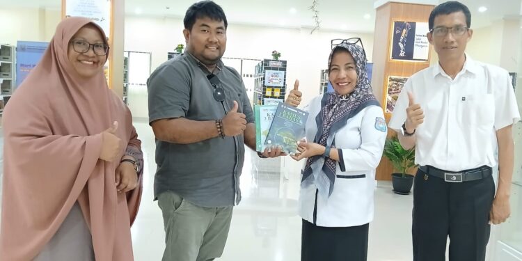 LSM Teras Kitorang Peduli Papua Serahkan 3 Kamus Bahasa Daerah ke Perpustakaan Kabupaten Sorong