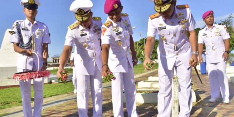 Peringati Hari Dharma Samudera, Kepala Staf Koarmada III Tabur Bunga di TMP Tri Jaya Sakti