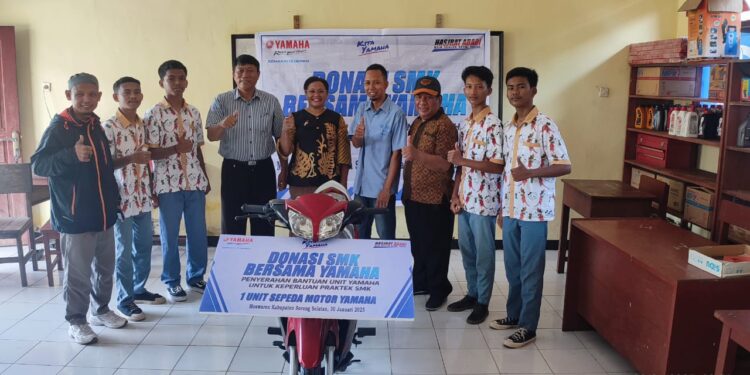 Dukung Pendidikan, PT Hasjrat Abadi Sorong Donasikan 1 Unit Sepeda Motor di SMKN 1 Moswaren Sorsel