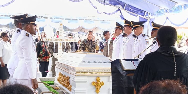 Dimakamkan di Areal Kediaman, Asisten III Setda Kabsor Lepas Jenasah Alm Stepanus Malak