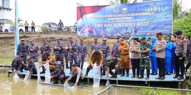 Perkuat Ketahanan Pangan, Koarmada III Tebar Benih Ikan dan Tanam Cabai