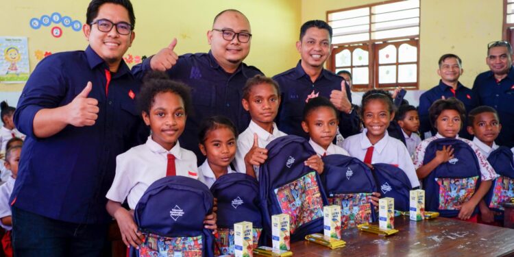Telkomsel Donasikan Tas Sekolah di Papua
