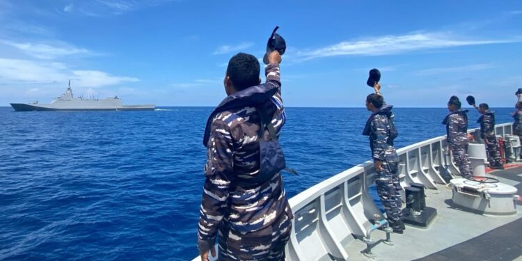 Perkuat Keamanan ALKI III, KRI Madidihang-855 Gelar Passing Exercise dengan Kapal Perang Jepang