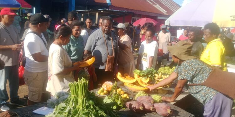 Gubernur Borong Jualan  Mama – Mama Papua