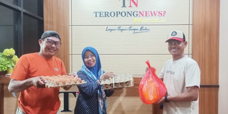 Jelang Idul Fitri, Augustinus Jemahin Bagi-bagi Sembako kepada Insan Media