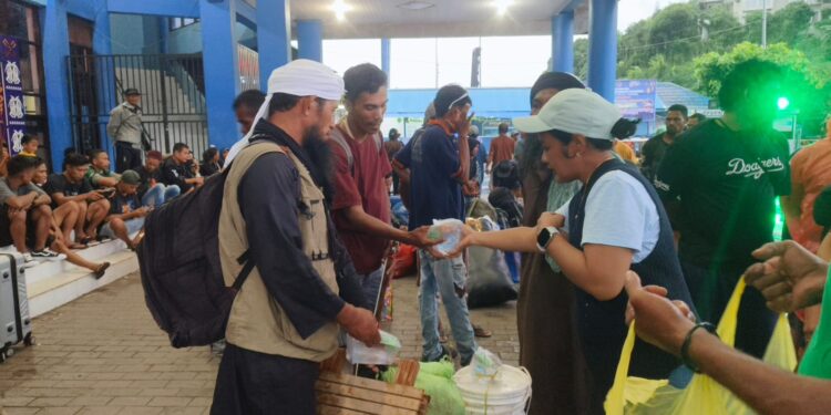Jelang Idul Fitri 2025, Pelindo 4 Sorong Santuni Anak Yatim, Bagi Takjil & Sembako Gratis