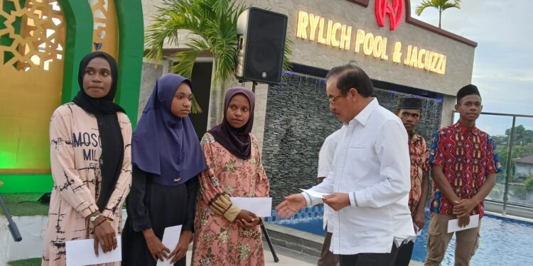 Robert Kardinal : Stop Keluarkan Ijin Tambang di Pulau-Pulau Kecil Raja Ampat