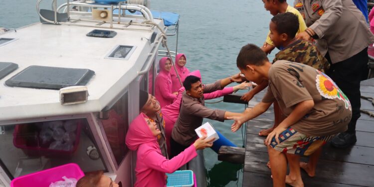 Berbagi 300 Takjil, Polresta Sorong Kota dan Bhayangkari Sasar Warga Nelayan dan Anak-anak di Dermaga Pulau Doom