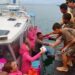 Berbagi 300 Takjil, Polresta Sorong Kota dan Bhayangkari Sasar Warga Nelayan dan Anak-anak di Dermaga Pulau Doom