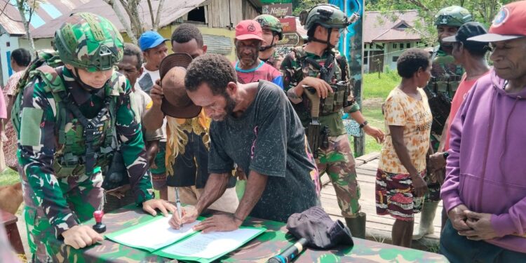Satgas Yonif 501/BY Kembali Berhasil Turunkan Danyon OPM ke Pangkuan NKRI