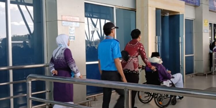 Jemaah Calon Haji Papua Barat Daya Menuju Embarkasi Makassar
